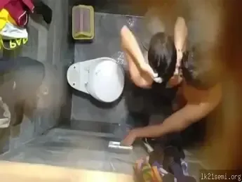 Ngintip Pasangan Mandi Bareng Memek Dicocol Sabun Sampe Becek